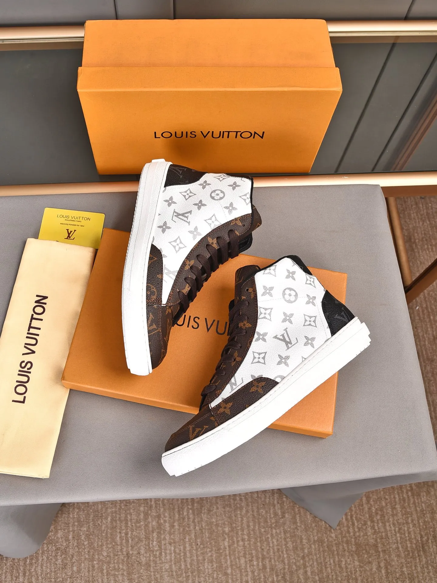 💰💰💰P440 [Latest LV high-top model] New casual Korean-style men's shoes, new autumn and winter design, perfect workmanship, cabinet quality, upper PVC material, breathable mesh lining; soft and comfortable, original rubber outsole super light Wear-resistant, simple, versatile fashion men's shoes, bright colors Two colors available Size 38--44 (45 46 customized)